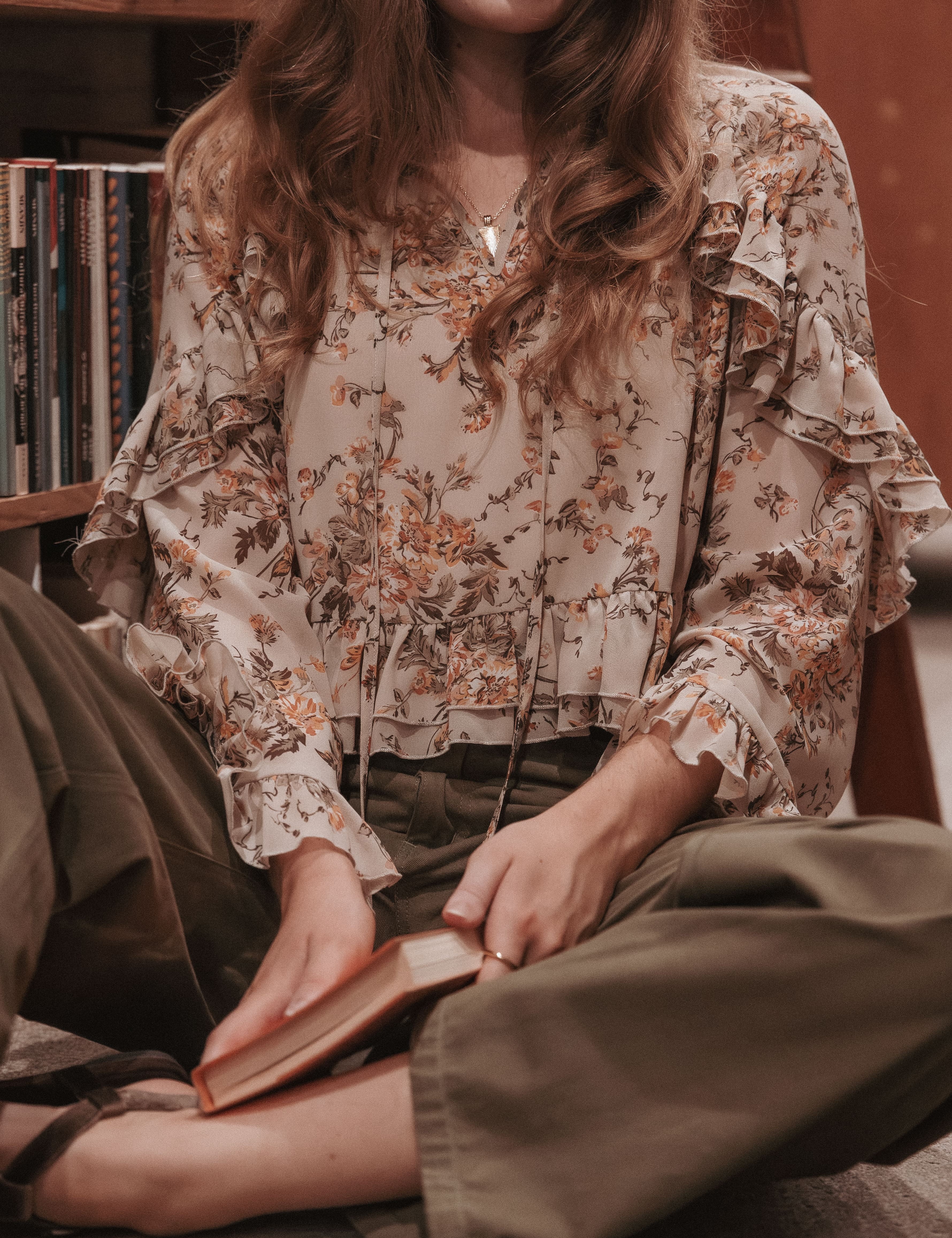 tops-caecilia-frill-top-beige-floral-1257442143.jpg